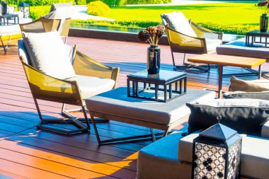 Açık teras ve kanepeli yastıklar.