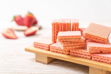 çilek krem ile gofret 