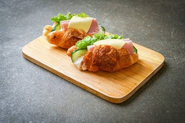 Sandviç kruvasan jambon peyniri. 