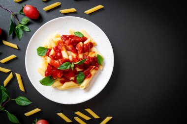 Domates soslu makarna. 