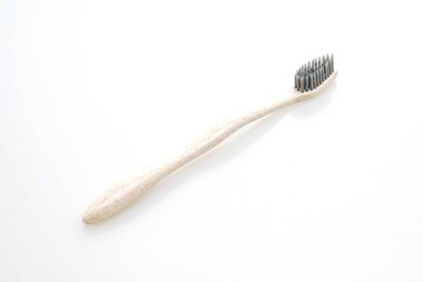 Beyaz arkaplanda diş fırçası