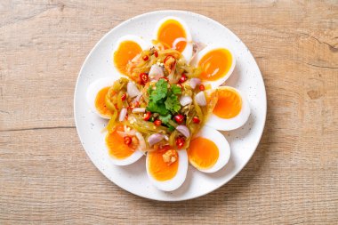 Yumuşak haşlanmış yumurta baharatlı salata 