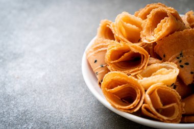 Çıtır hindistan cevizi rulosu - Asya atıştırması