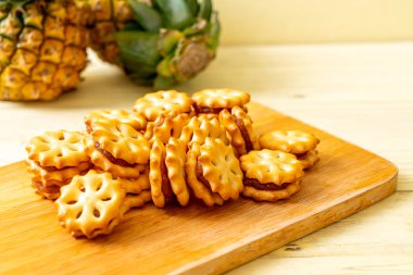 ananas reçel ile bisküvi