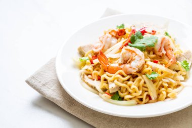 Baharatlı hazır erişte salatası ve karides.