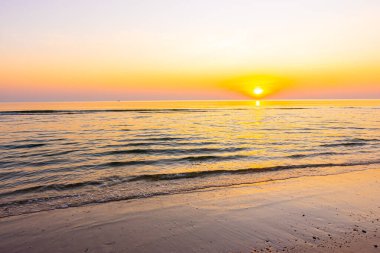 Alacakaranlık gökyüzü ve deniz plajı ile gün doğumu ya da gün batımı