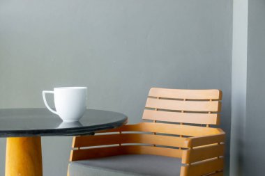 Kahve fincanı masada. 