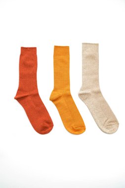 Beyaz arkaplanda renkli çoraplar