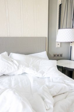 Yatağında battaniyesi olmayan beyaz yastık.