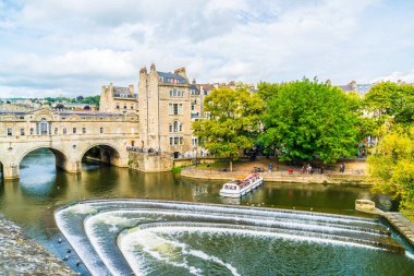 Bath, İngiltere - 30 Ağustos 2019 Pulteney Köprüsü A Nehri manzarası