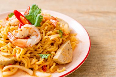 Baharatlı hazır erişte salatası ve karides.