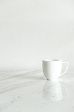 Mermer masada beyaz kahve fincanı.