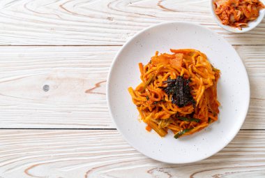 Kore baharatlı soslu ve sebzeli kızarmış erişte.