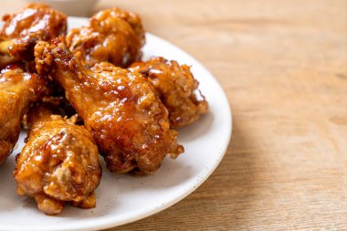 Soslu kızarmış tavuk.