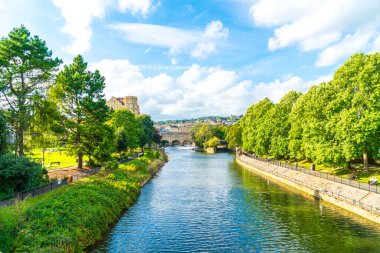 Bath, İngiltere - 30 Ağustos 2019 Pulteney Köprüsü A Nehri manzarası