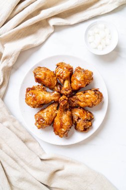 Soslu kızarmış tavuk.