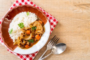 Japon köri pirinç dilimlenmiş domuz eti, havuç ve soğan ile