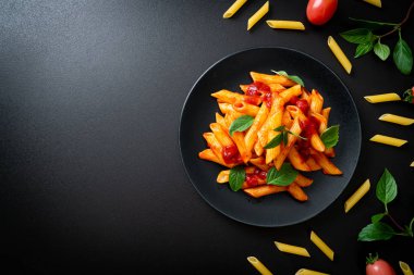 Domates soslu makarna. 