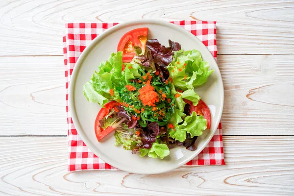 Salada de legumes com algas japonesas e ovos de camarão — Fotografia de Stock