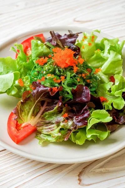 Vegetable salad with Japanese seaweed and shrimp eggs — Stockfoto