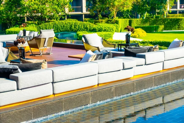 Almohadas con terraza exterior y sofá — Foto de Stock