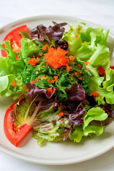 Salada de legumes com algas japonesas e ovos de camarão — Fotografia de Stock