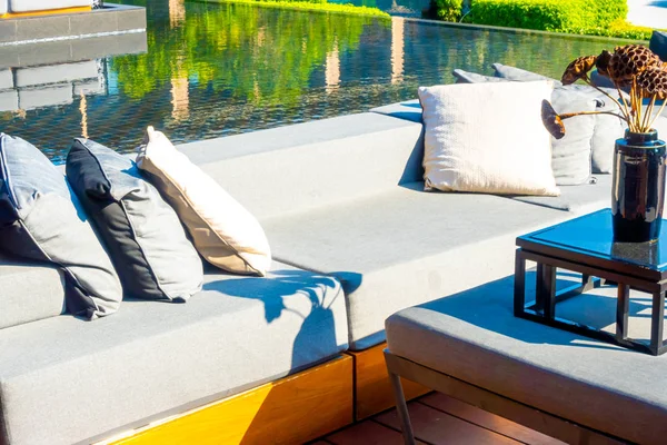 Almohadas con terraza exterior y sofá —  Fotos de Stock