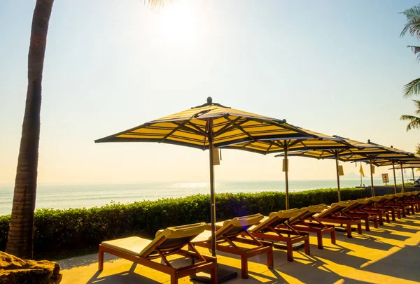 Umbrella and chair around outdoor swimming pool in hotel and res — Stock Photo, Image