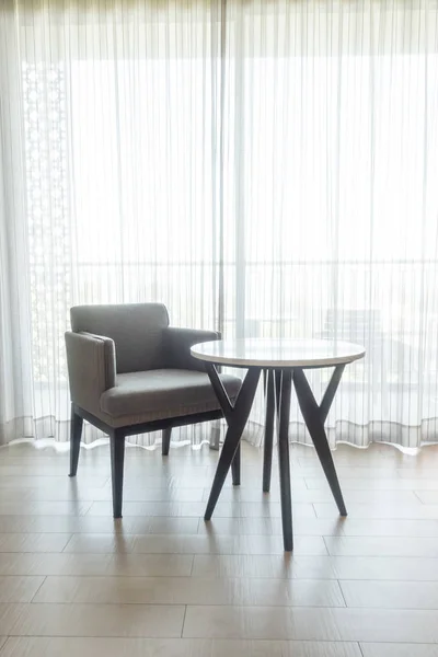 Silla y mesa vacías en el salón — Foto de Stock