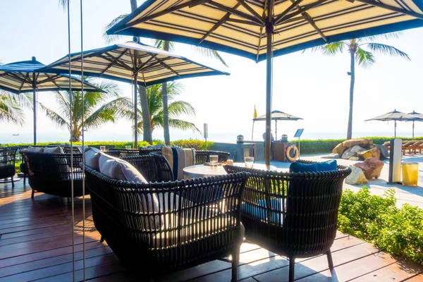 Terrasse extérieure et chaise avec fond de plage océan mer — Photo