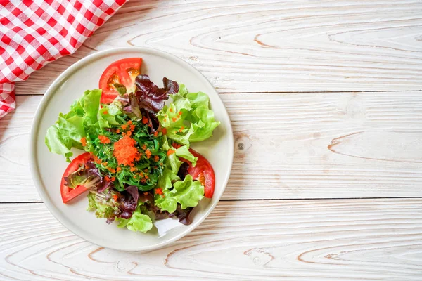 Salada de legumes com algas japonesas e ovos de camarão — Fotografia de Stock