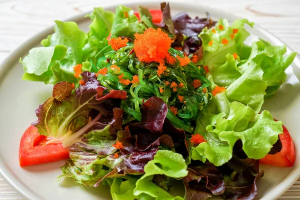 Vegetable salad with Japanese seaweed and shrimp eggs — Φωτογραφία Αρχείου