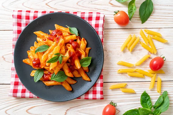 Penne pasta en salsa de tomate —  Fotos de Stock