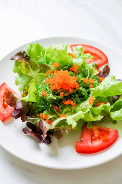 Vegetable salad with Japanese seaweed and shrimp eggs — Zdjęcie stockowe