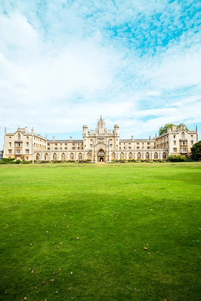 Bella architettura St. John's College a Cambridge — Foto Stock
