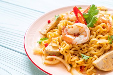 Baharatlı hazır erişte salatası ve karides.