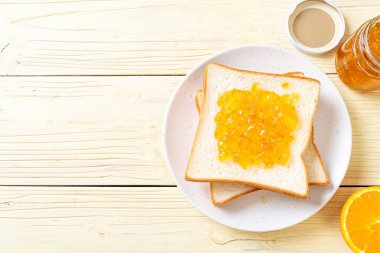 Portakal reçelli ekmek dilimleri 