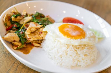 Fesleğen kızarmış tavuk ve pilav ile kızarmış yumurta