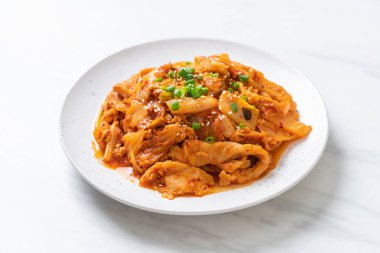 kimchi ile tavada kızartılmış domuz eti 