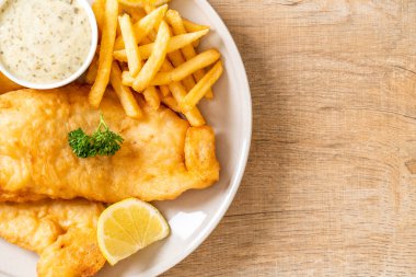 Kızartmalı balık ve patates kızartması.