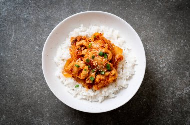 kimchi tepesinde pirinç ile tavada kızartılmış domuz eti 