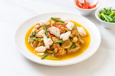 köri tozu ile kızartılmış Yengeç