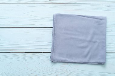 mutfak bezi (peçete) mavi ahşap zemin üzerine