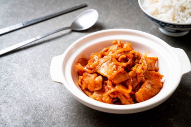 kimchi ile tavada kızartılmış domuz eti