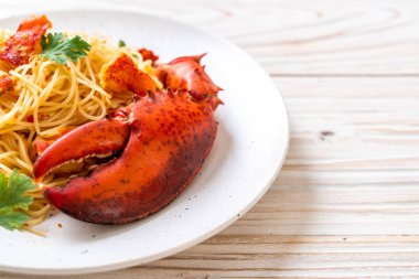 Makarna all'astice veya ıstakoz spagetti