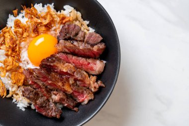 yumurta ile tepesinde pirinç kase dilimlenmiş sığır eti