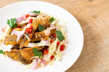 gevrek gurami balığı ile baharatlı salata