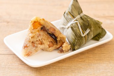 Zongzi veya Geleneksel Çince yapışkan pirinç köfte