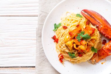 Makarna all'astice veya ıstakoz spagetti