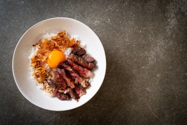 yumurta ile tepesinde pirinç kase dilimlenmiş sığır eti